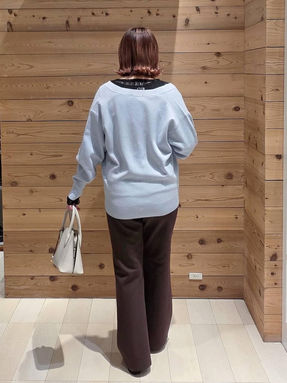 ブラック系のローファー、ホワイト系のショルダーバッグ、ブラック系のTシャツ/カットソーを着用したレディースの冬コーディネートの3枚目の写真