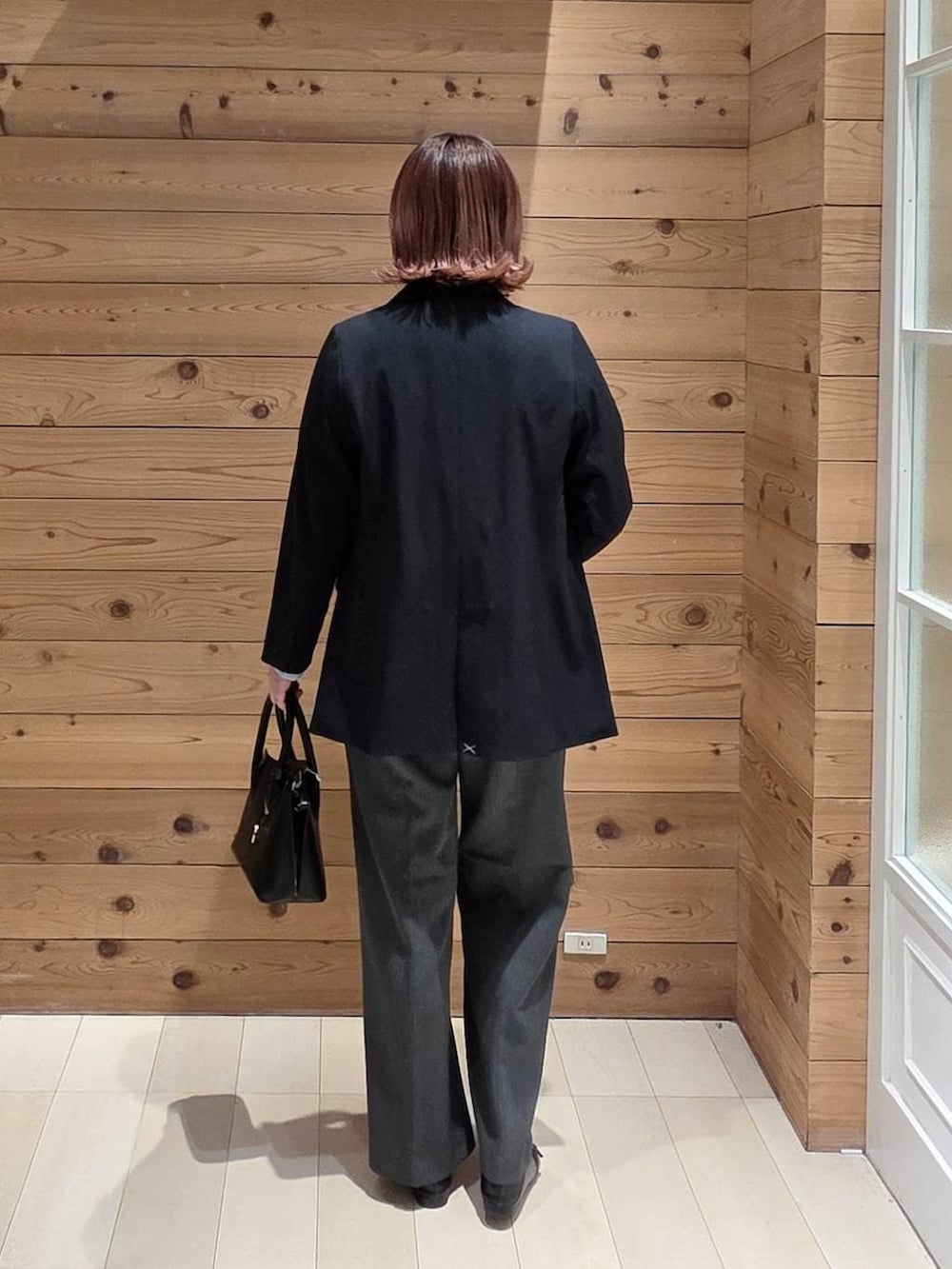 ブラック系のローファー、ブラック系のショルダーバッグ、ブルー系のシャツ/ブラウスを着用したレディースの春コーディネートの3枚目の写真