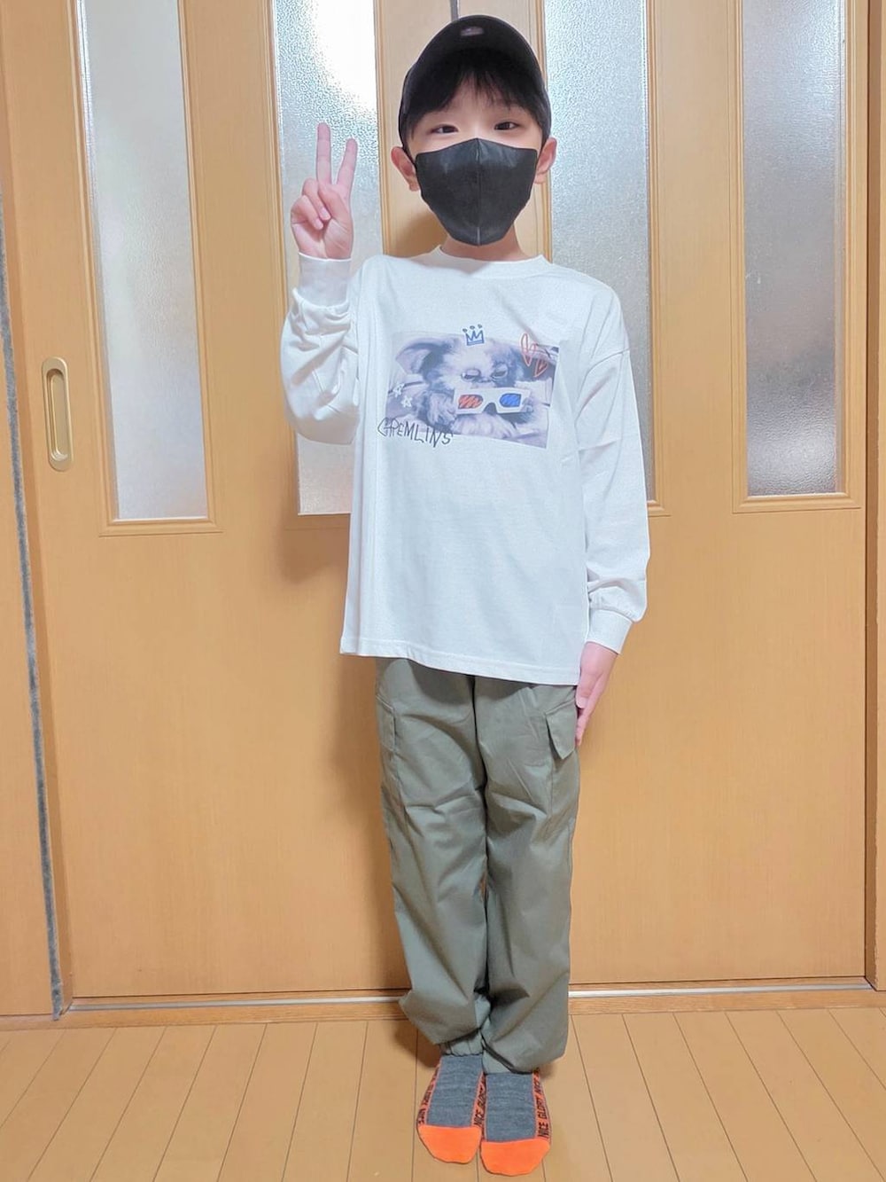 ブルー系のデニムパンツ、グリーン系のカーゴパンツ、グレー系のTシャツ/カットソーを着用したキッズの秋コーディネートの3枚目の写真