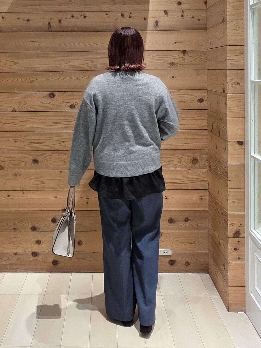 ホワイト系のショルダーバッグ、ブルー系のダウンジャケット/コート、ブルー系のその他パンツを着用したレディースの冬コーディネートの3枚目の写真