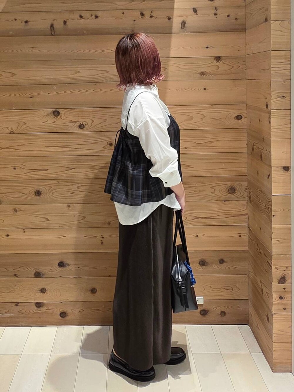 ブラック系のローファー、ブラック系のボストンバッグ、ホワイト系のワンピースを着用したレディースの秋コーディネートの2枚目の写真