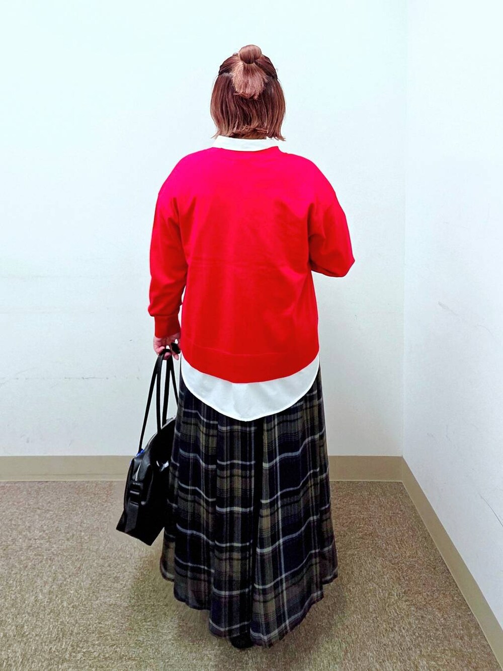 ブラック系のボストンバッグ、レッド系のカーディガン/ボレロ、ホワイト系のシャツ/ブラウスを着用したレディースの秋コーディネートの3枚目の写真