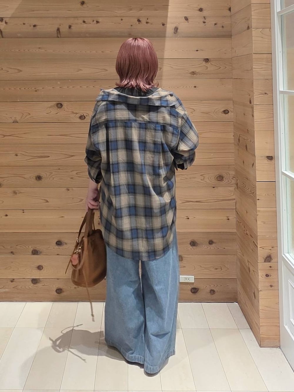 ベージュ系のハンドバッグ、ブラック系のバレエシューズ、グレー系のTシャツ/カットソーを着用したレディースの夏コーディネートの3枚目の写真