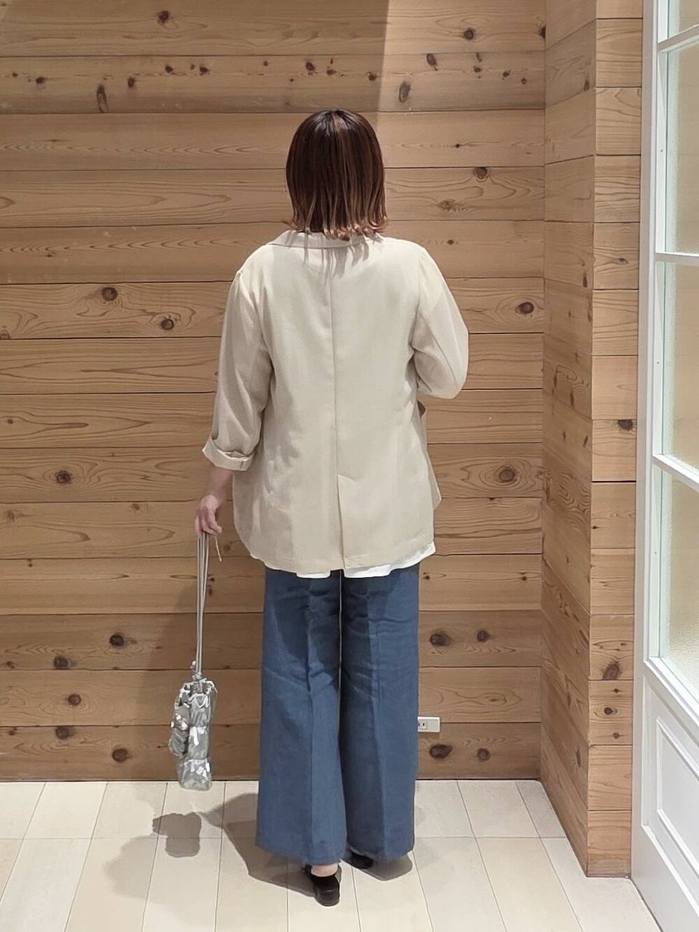 ブルー系のその他パンツ、ホワイト系のテーラードジャケット、ホワイト系のTシャツ/カットソーを着用したレディースの夏コーディネートの3枚目の写真