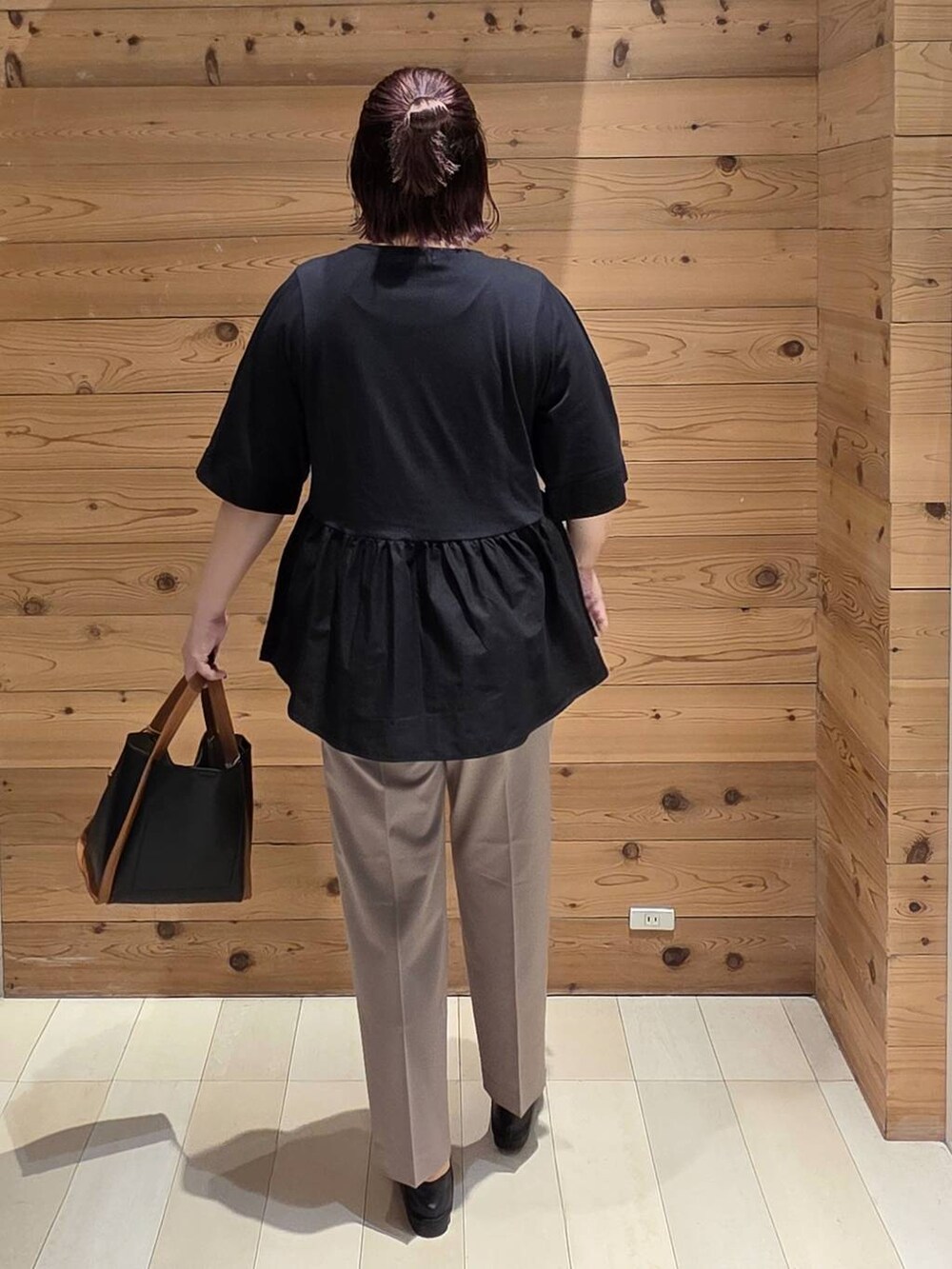 ブラック系のローファー、ブラウン系のその他パンツ、ブラック系のトートバッグを着用したレディースの秋コーディネートの3枚目の写真