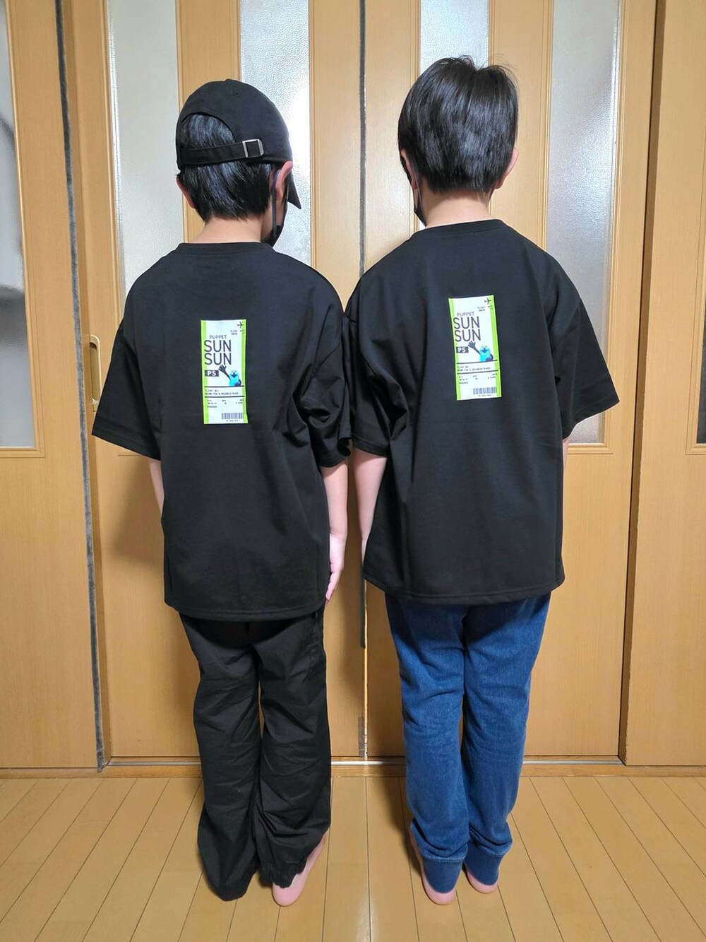 ブルー系のデニムパンツ、ブラック系のカーゴパンツ、ブラック系のキャップを着用したキッズの秋コーディネートの2枚目の写真