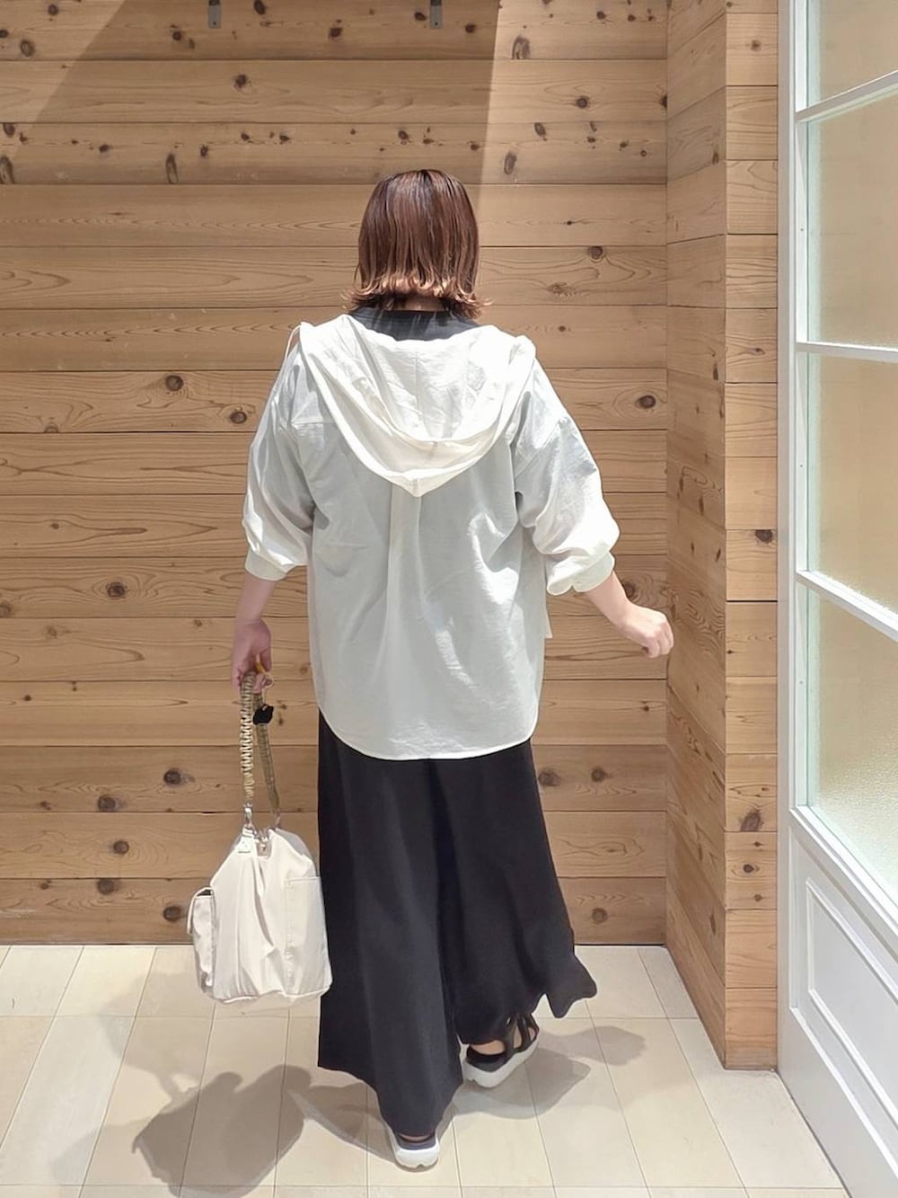 ブラック系のその他パンツ、グレー系のTシャツ/カットソー、ホワイト系のTシャツ/カットソーを着用したレディースの夏コーディネートの3枚目の写真