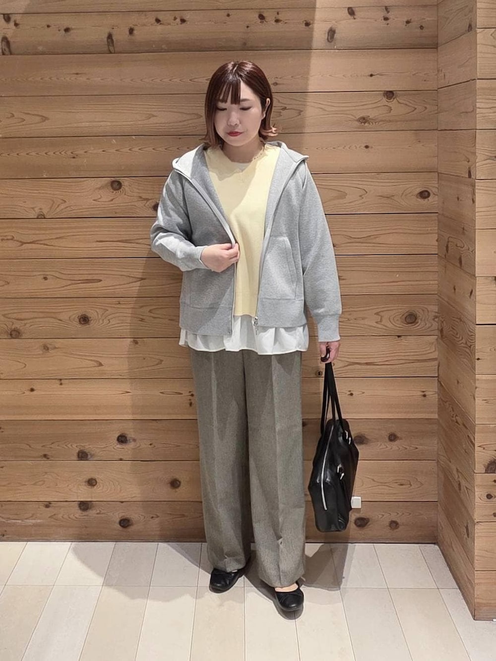 ブラック系のバレエシューズ、グレー系のパーカー、ベージュ系のその他パンツを着用したレディースの春コーディネートの4枚目の写真