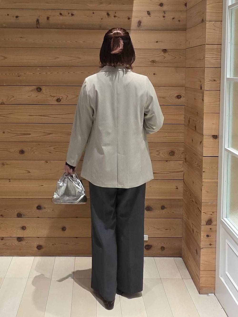 シルバー系のショルダーバッグ、その他のバレエシューズ、ブラック系のシャツ/ブラウスを着用したレディースの春コーディネートの3枚目の写真