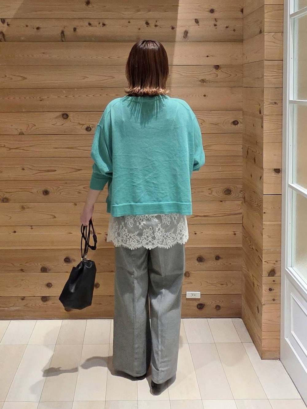 ブラック系のバレエシューズ、グレー系のその他パンツ、ブラック系のタンクトップを着用したレディースの夏コーディネートの3枚目の写真