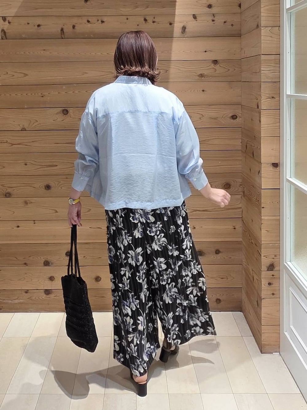 グレー系のその他パンツ、ブルー系のシャツ/ブラウス、ホワイト系のTシャツ/カットソーを着用したレディースの春コーディネートの3枚目の写真