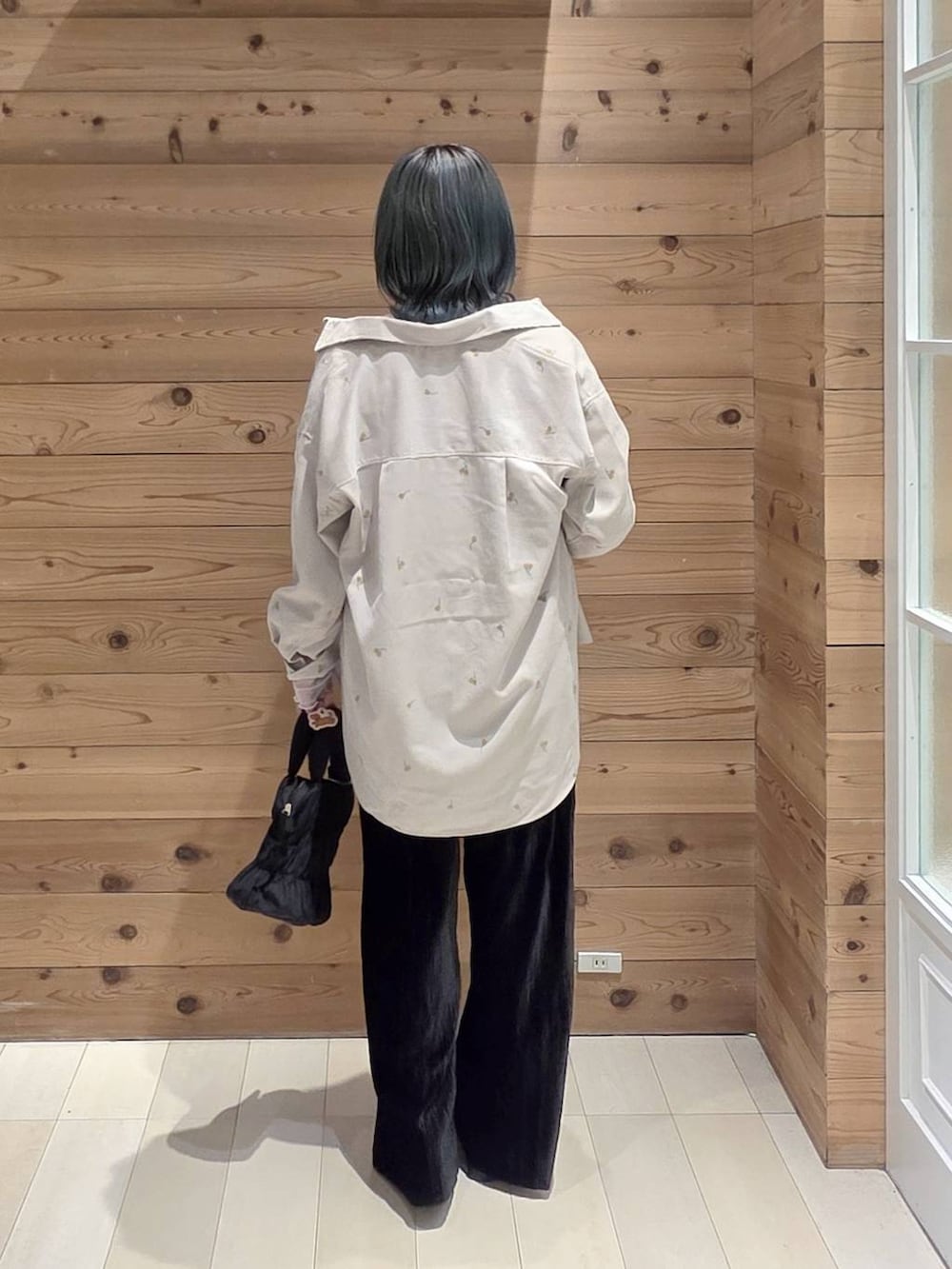 ブラック系のその他パンツ、ブラック系のブーツ、ホワイト系のTシャツ/カットソーを着用したレディースの秋コーディネートの3枚目の写真