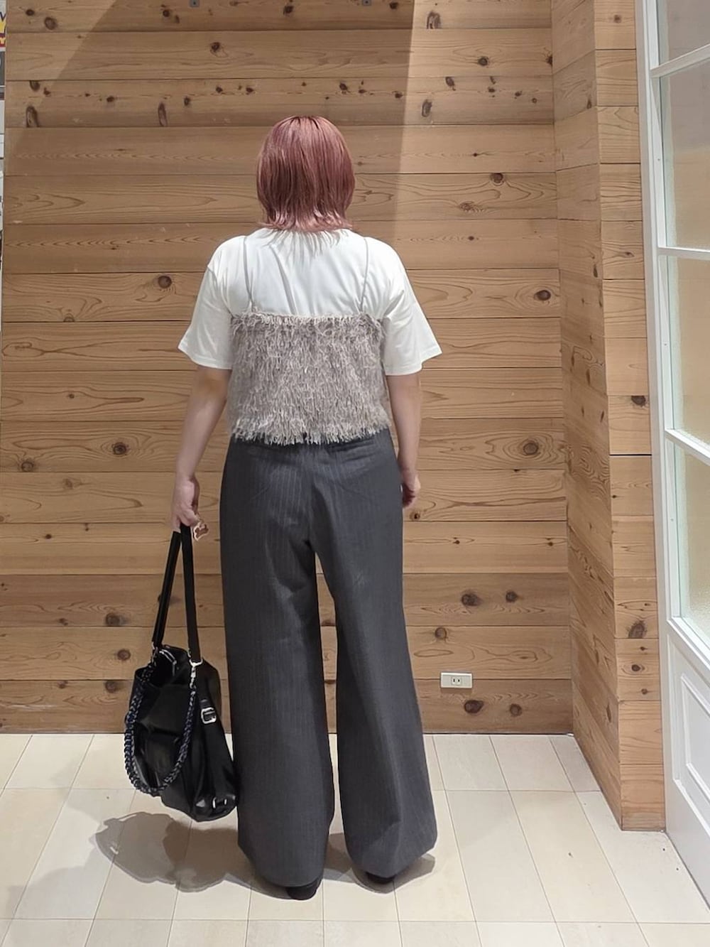 ブラック系のローファー、ホワイト系のTシャツ/カットソー、ベージュ系のその他トップスを着用したレディースの夏コーディネートの3枚目の写真