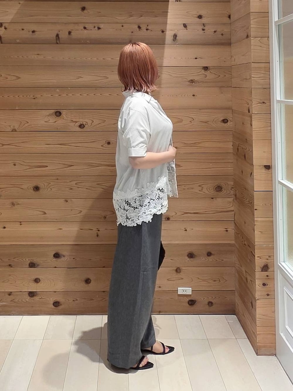 ブラック系のトートバッグ、ホワイト系のTシャツ/カットソー、グレー系のその他パンツを着用したレディースの夏コーディネートの2枚目の写真
