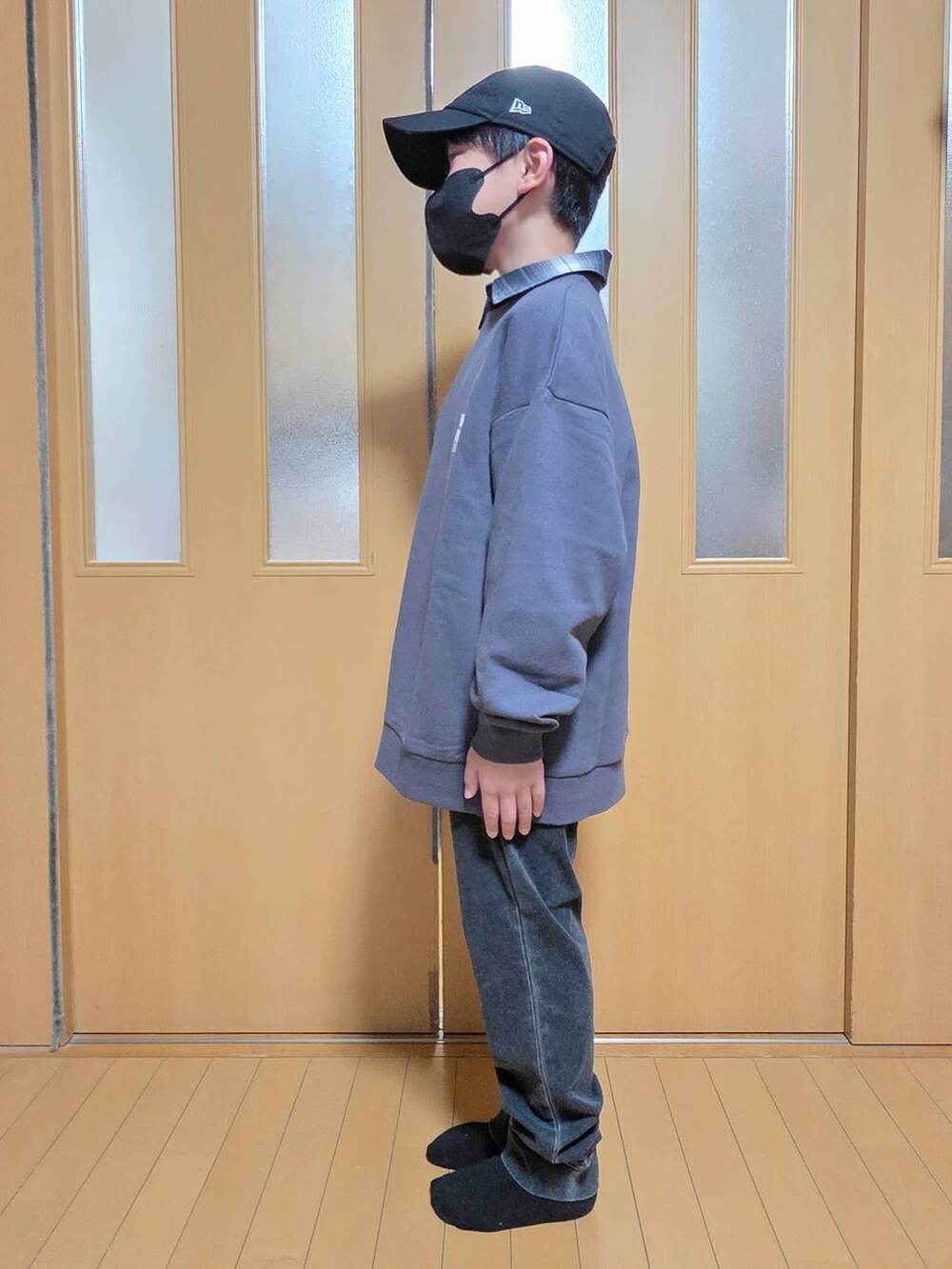 ブラック系のシャツ/ブラウス、ブラック系のデニムパンツ、ブラック系のキャップを着用したキッズの秋コーディネートの2枚目の写真