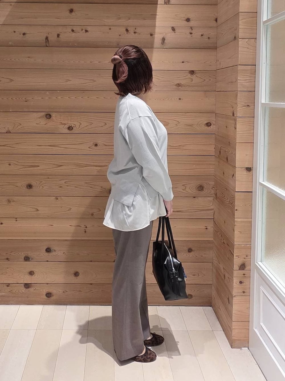 その他のバレエシューズ、ブラック系のボストンバッグ、ブラウン系のスラックスを着用したレディースの春コーディネートの2枚目の写真