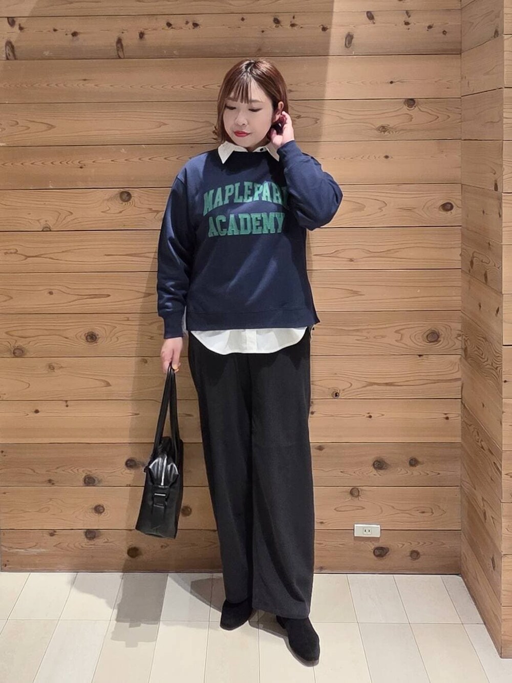 ブラック系のボストンバッグ、ブラック系のダウンジャケット/コート、ホワイト系のシャツ/ブラウスを着用したレディースの冬コーディネートの4枚目の写真