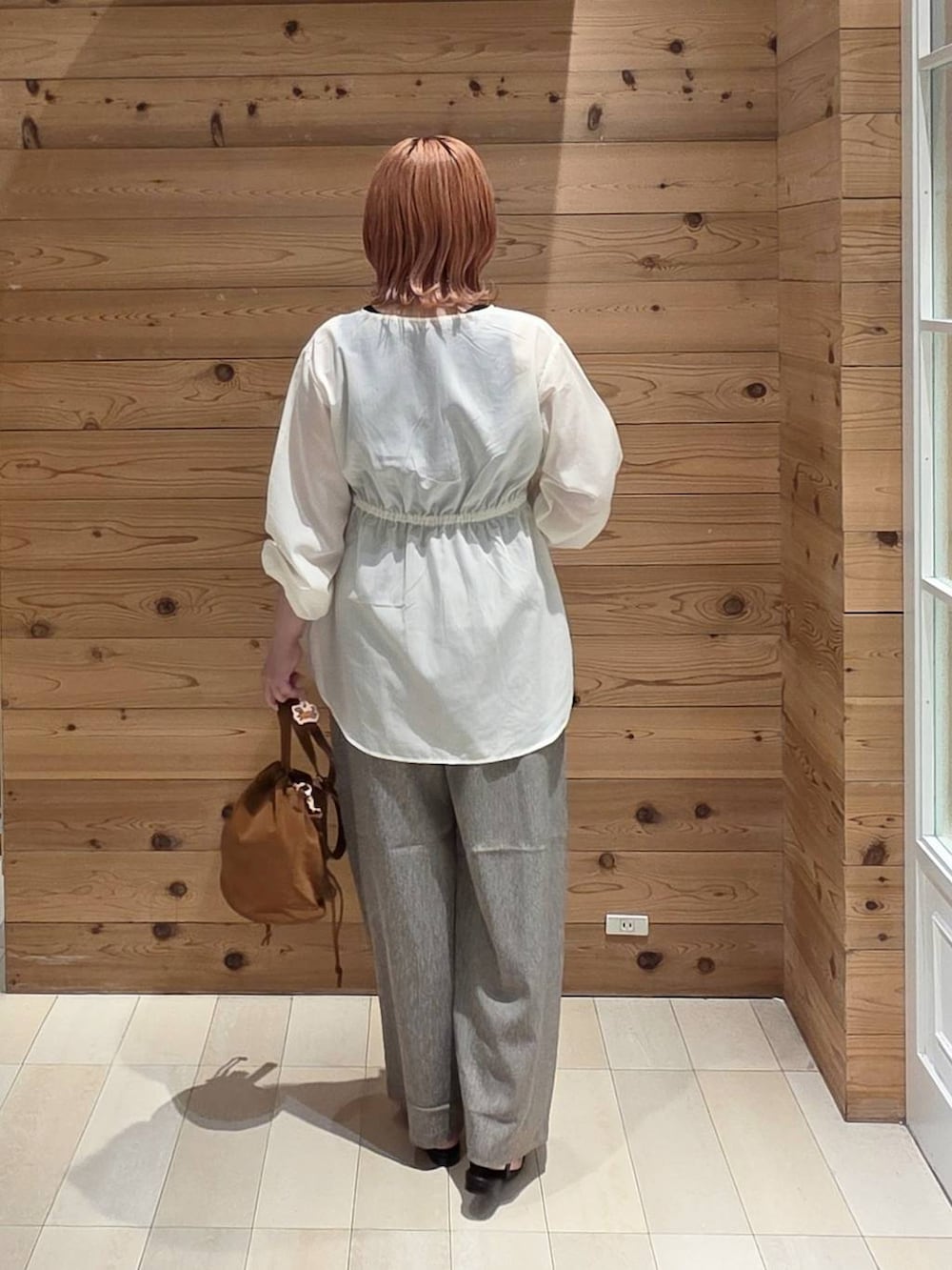 ベージュ系のハンドバッグ、ブラック系のタンクトップ、ベージュ系のその他パンツを着用したレディースの夏コーディネートの3枚目の写真