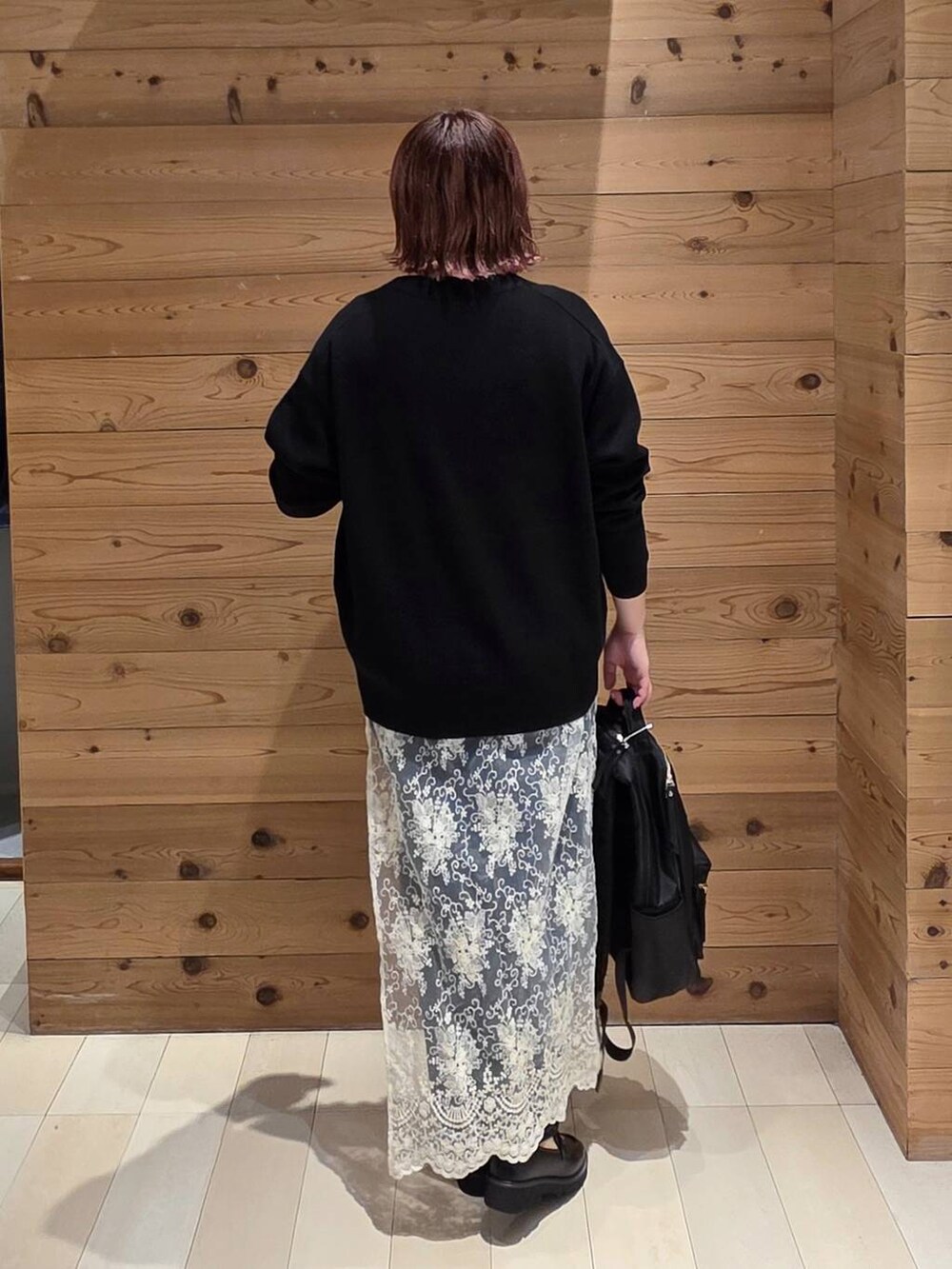 ブラック系のバックパック/リュック、その他のスカート、ブルー系のデニムパンツを着用したレディースの秋コーディネートの3枚目の写真