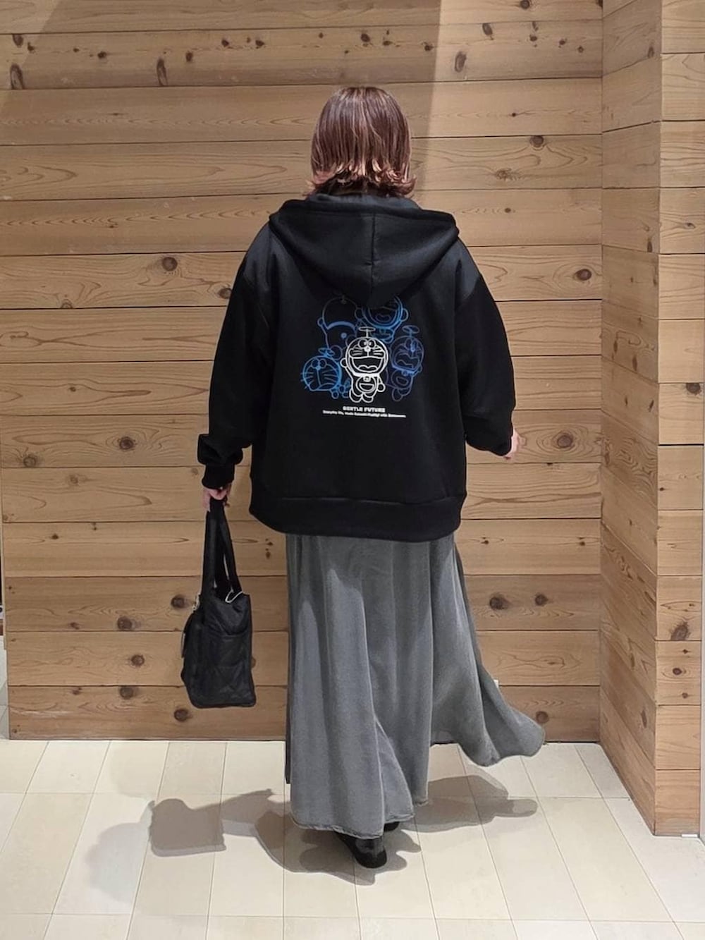 ブラック系のローファー、ブラック系のトートバッグ、ブラック系のTシャツ/カットソーを着用したレディースの春コーディネートの3枚目の写真