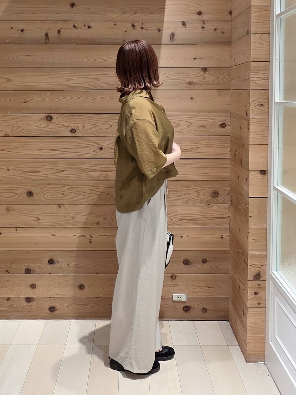 ホワイト系のボストンバッグ、ベージュ系のその他パンツ、グリーン系のシャツ/ブラウスを着用したレディースの春コーディネートの2枚目の写真