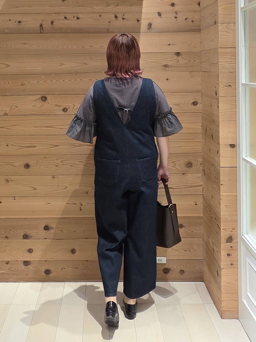 ブルー系のサロペット/オーバーオール、ブラウン系のショルダーバッグ、ブラック系のパンプスを着用したレディースの夏コーディネートの3枚目の写真