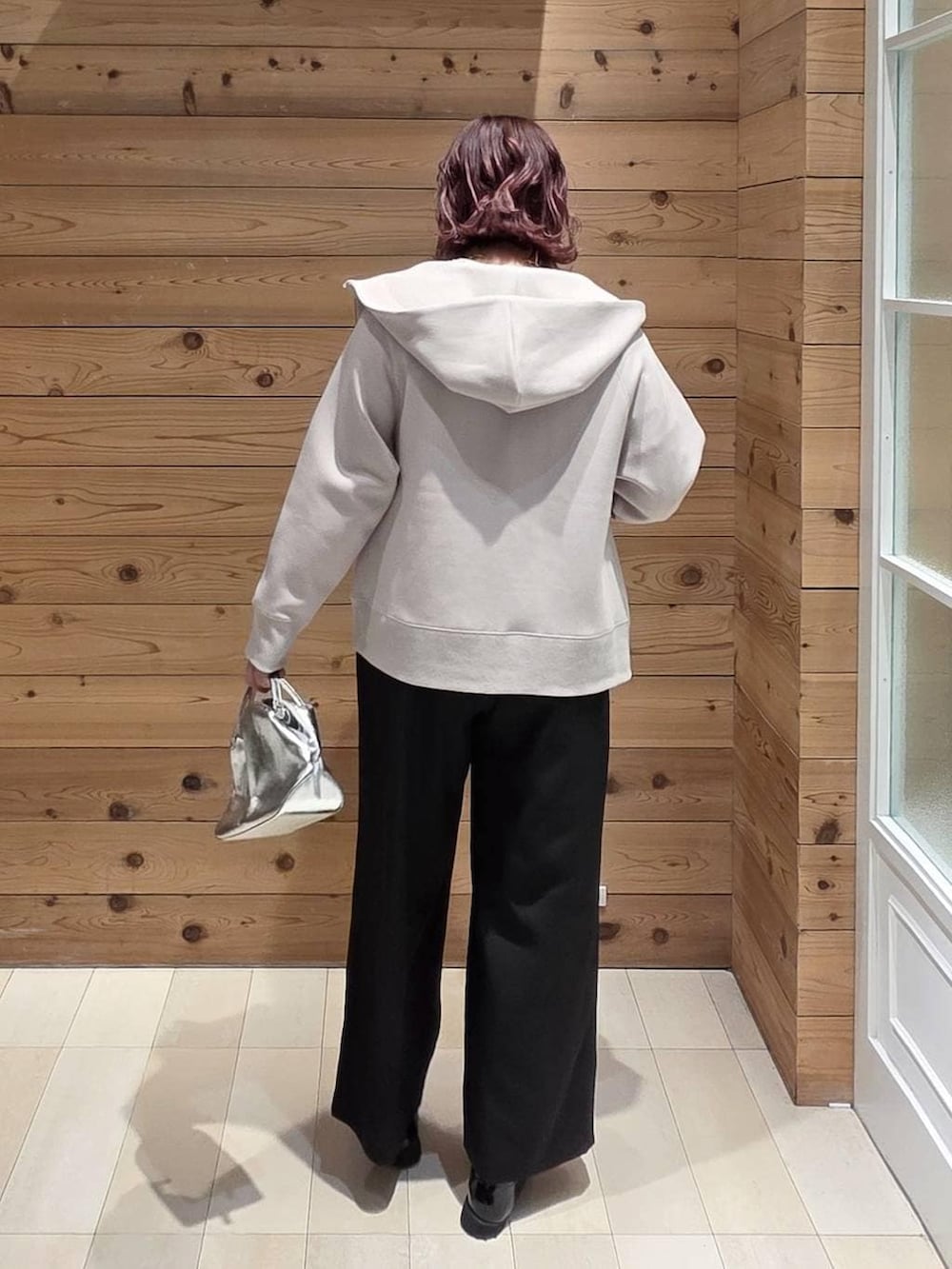 シルバー系のショルダーバッグ、ブラック系のローファー、ホワイト系のTシャツ/カットソーを着用したレディースの春コーディネートの3枚目の写真