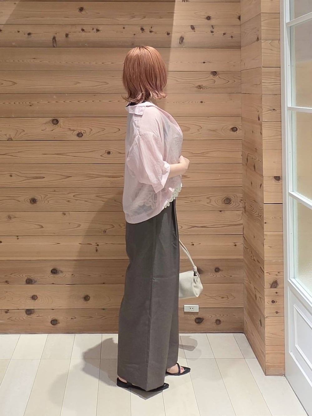 ベージュ系のショルダーバッグ、ピンク系のシャツ/ブラウス、ブラック系のタンクトップを着用したレディースの夏コーディネートの2枚目の写真