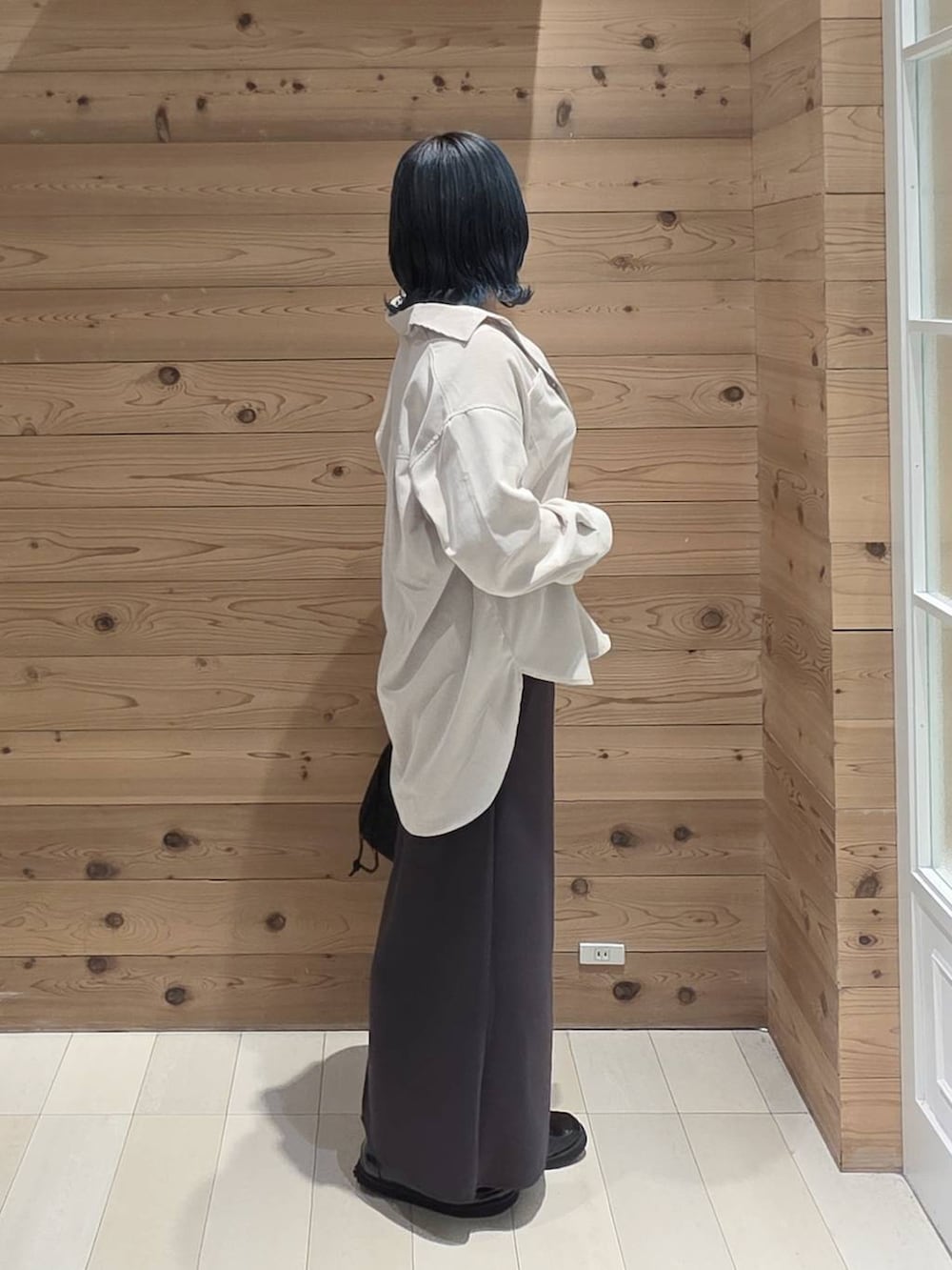 ブラック系のローファー、ブラック系のハンドバッグ、ホワイト系のTシャツ/カットソーを着用したレディースの秋コーディネートの2枚目の写真