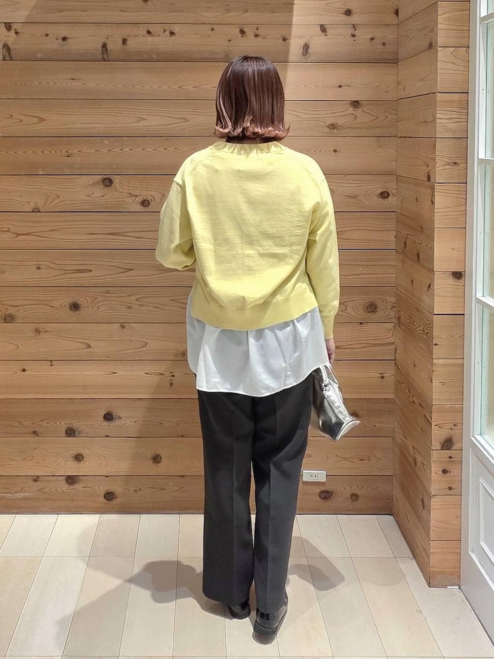 シルバー系のショルダーバッグ、ブラック系のローファー、グレー系のその他パンツを着用したレディースの春コーディネートの3枚目の写真