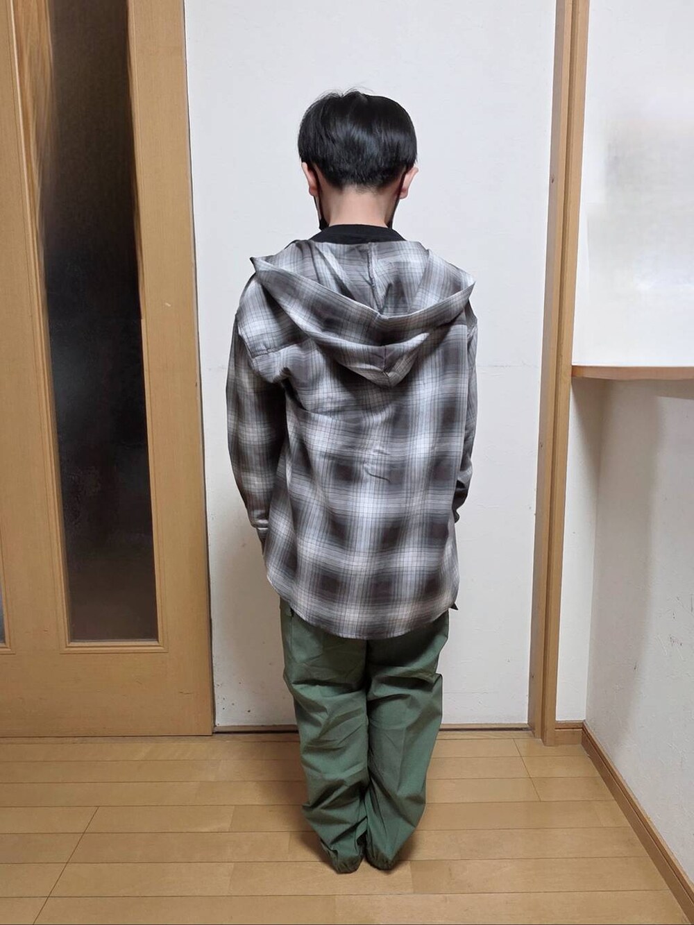 ブラック系のTシャツ/カットソー、グリーン系のカーゴパンツ、ブラウン系のシャツ/ブラウスを着用したキッズの春コーディネートの3枚目の写真