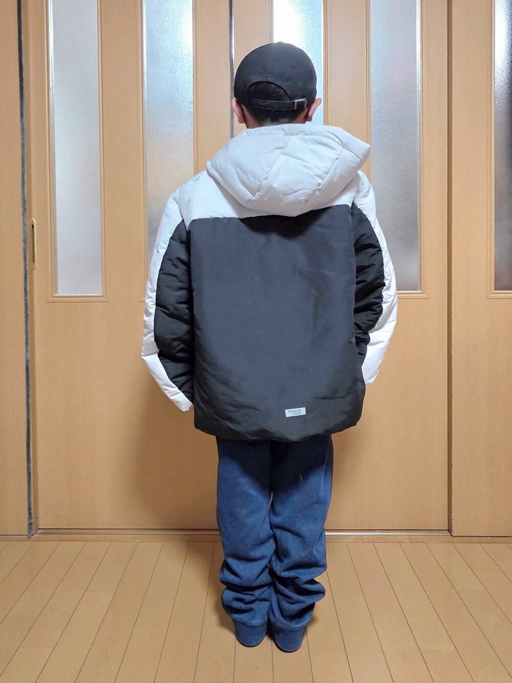 ベージュ系のブルゾン、ブルー系のデニムパンツ、グレー系のスウェットを着用したキッズの秋コーディネートの4枚目の写真