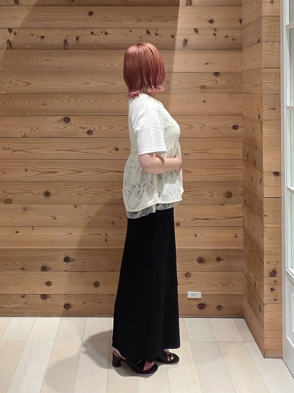 ブラック系のスカート、ホワイト系のTシャツ/カットソー、ブラック系のボディバッグ/ウエストポーチを着用したレディースの秋コーディネートの2枚目の写真