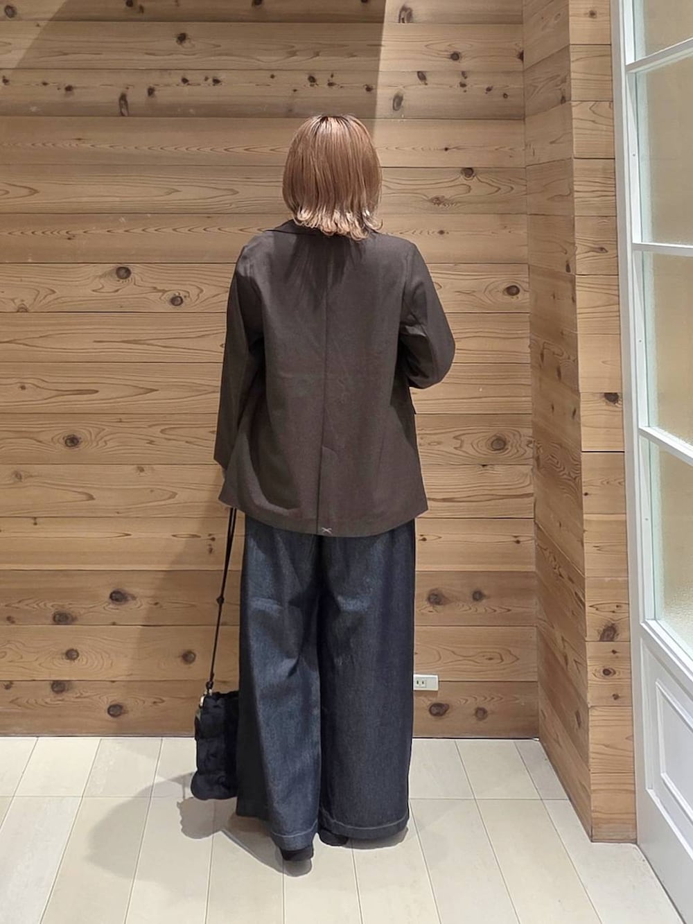 グレー系のTシャツ/カットソー、ブラック系のローファー、ブラック系のショルダーバッグを着用したレディースの秋コーディネートの3枚目の写真