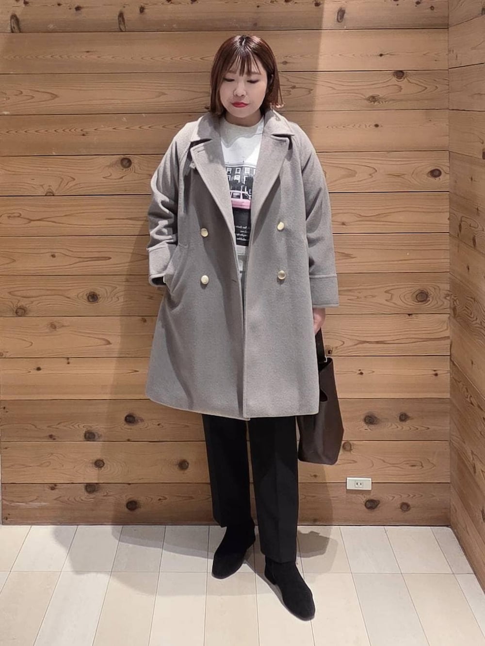 ブラウン系のショルダーバッグ、ベージュ系のチェスターコート、ブラック系のその他パンツを着用したレディースの秋コーディネートの4枚目の写真