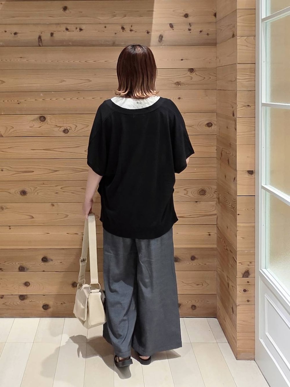 ブラック系のカーディガン/ボレロ、ブラック系のその他パンツ、ホワイト系のタンクトップを着用したレディースの夏コーディネートの3枚目の写真