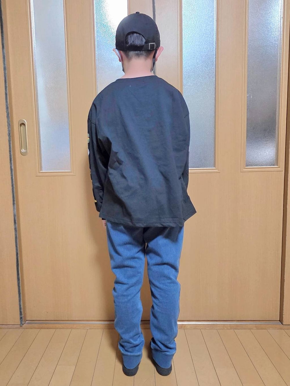 ブルー系のデニムパンツ、グリーン系のカーゴパンツ、ブラック系のキャップを着用したキッズの秋コーディネートの4枚目の写真