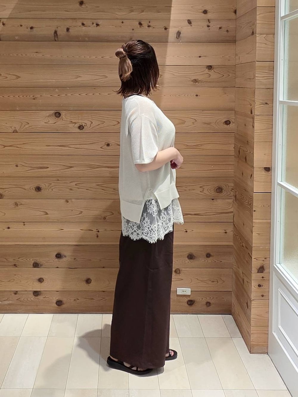 ブラウン系のその他パンツ、ブラック系のタンクトップ、ホワイト系のキャミソールを着用したレディースの夏コーディネートの2枚目の写真