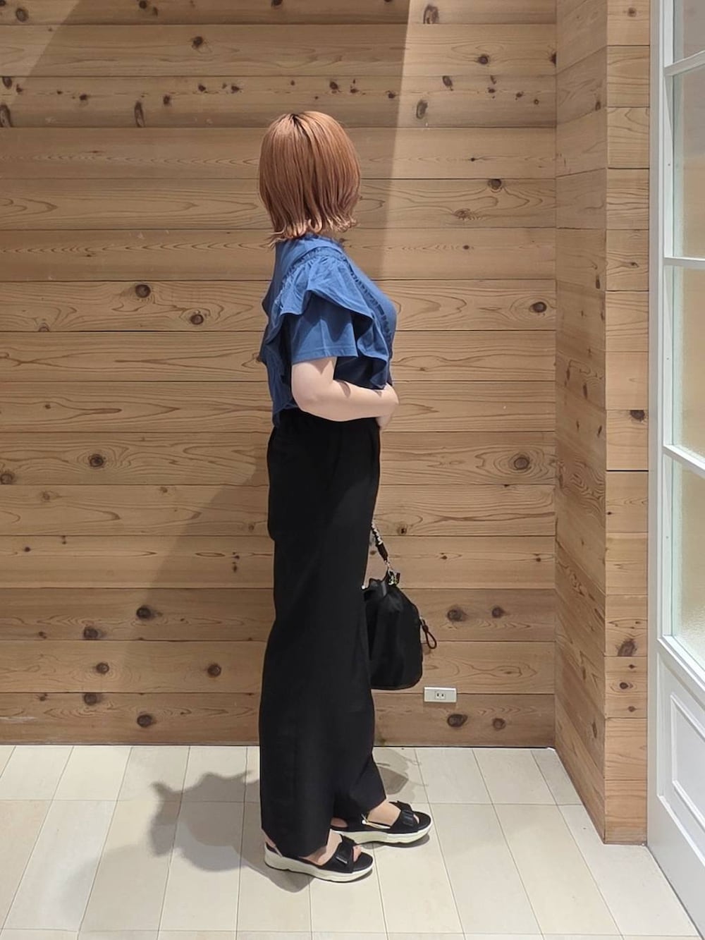 ブラック系のその他パンツ、ブラック系のサンダル、ブルー系のTシャツ/カットソーを着用したレディースの夏コーディネートの2枚目の写真