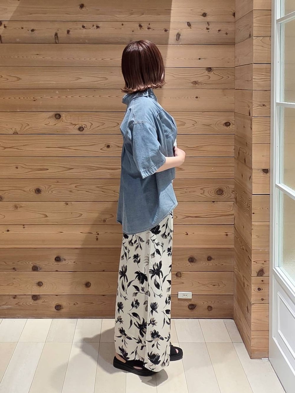 ホワイト系のその他パンツ、ホワイト系のTシャツ/カットソー、ブラック系のサンダルを着用したレディースの春コーディネートの2枚目の写真
