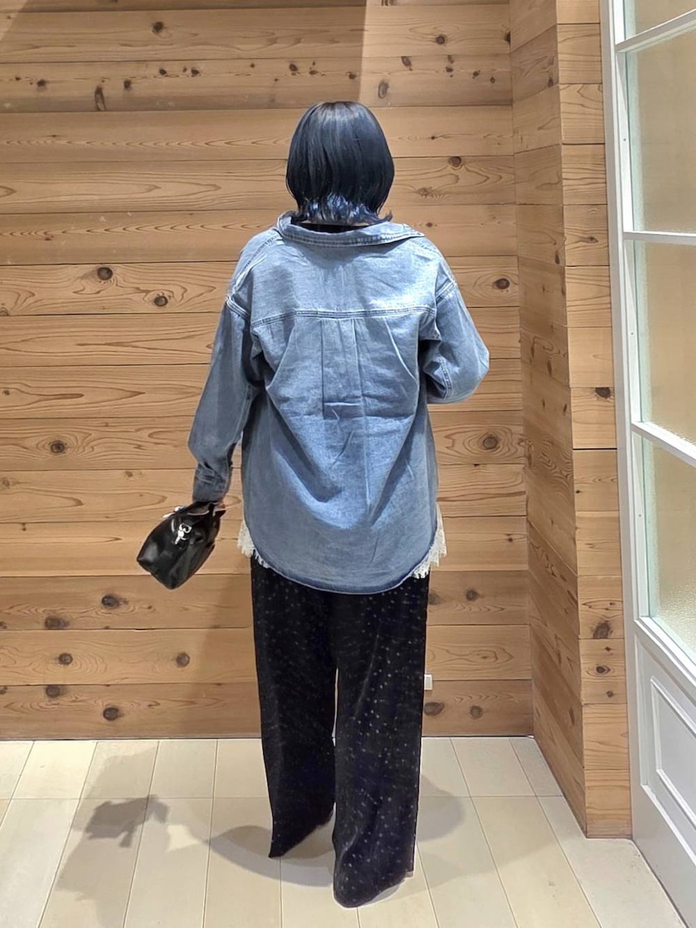 ブラック系のその他パンツ、ブラック系のバレエシューズ、ブラック系のタンクトップを着用したレディースの秋コーディネートの3枚目の写真