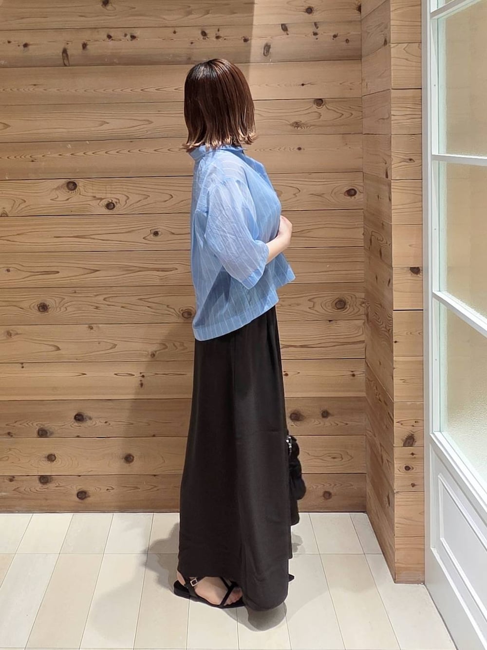ブルー系のシャツ/ブラウス、ホワイト系のタンクトップ、ブラウン系のその他パンツを着用したレディースの夏コーディネートの2枚目の写真