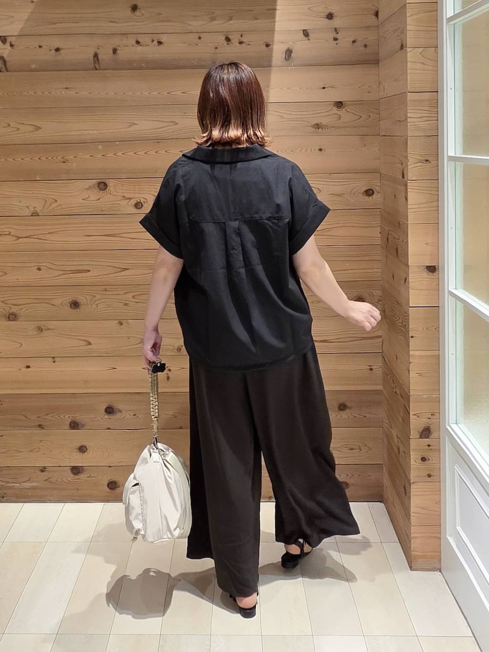 ホワイト系のタンクトップ、グレー系のシャツ/ブラウス、ブラウン系のその他パンツを着用したレディースの夏コーディネートの3枚目の写真
