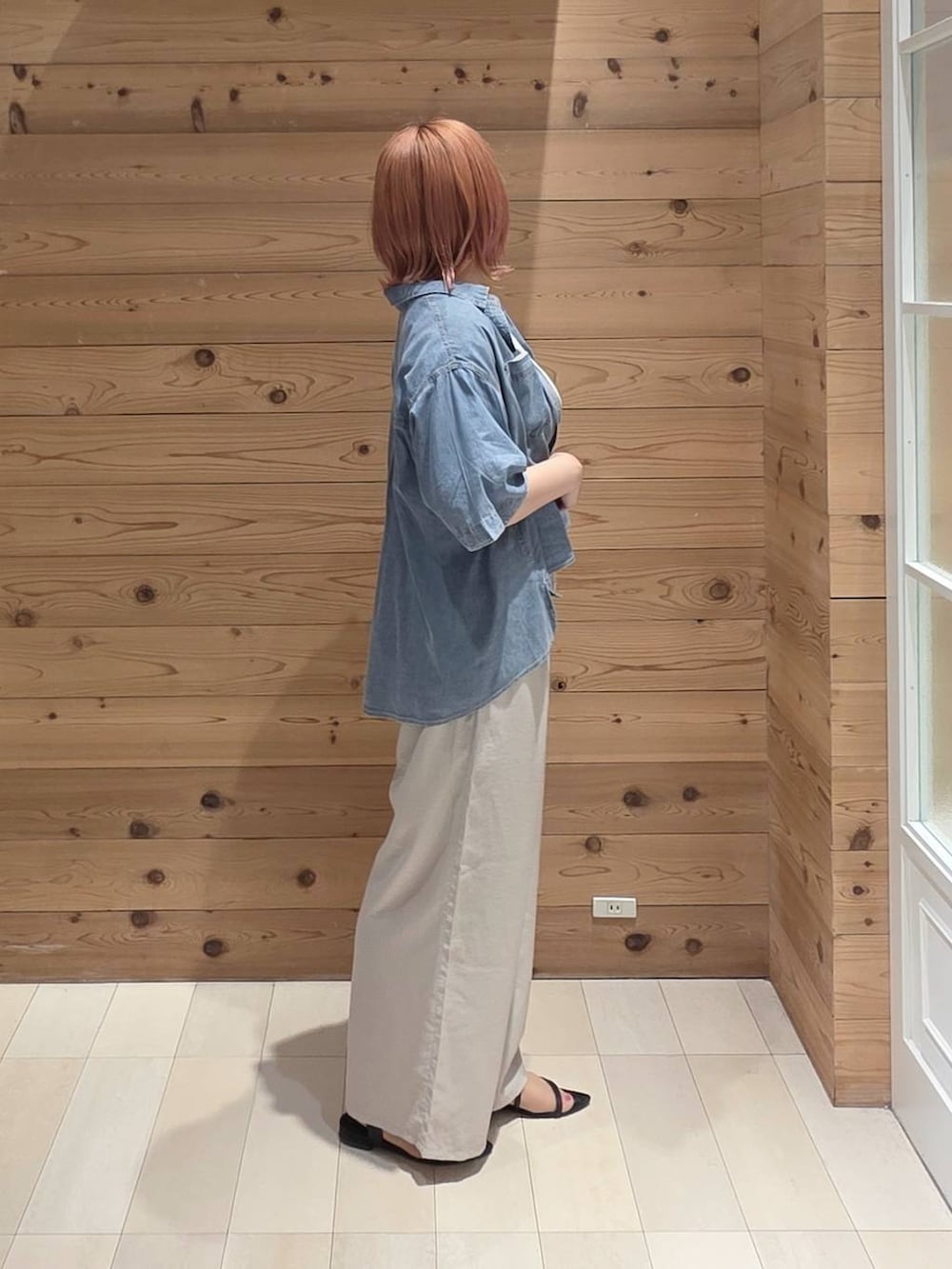 その他のショルダーバッグ、ベージュ系のその他パンツ、ブルー系のシャツ/ブラウスを着用したレディースの夏コーディネートの2枚目の写真