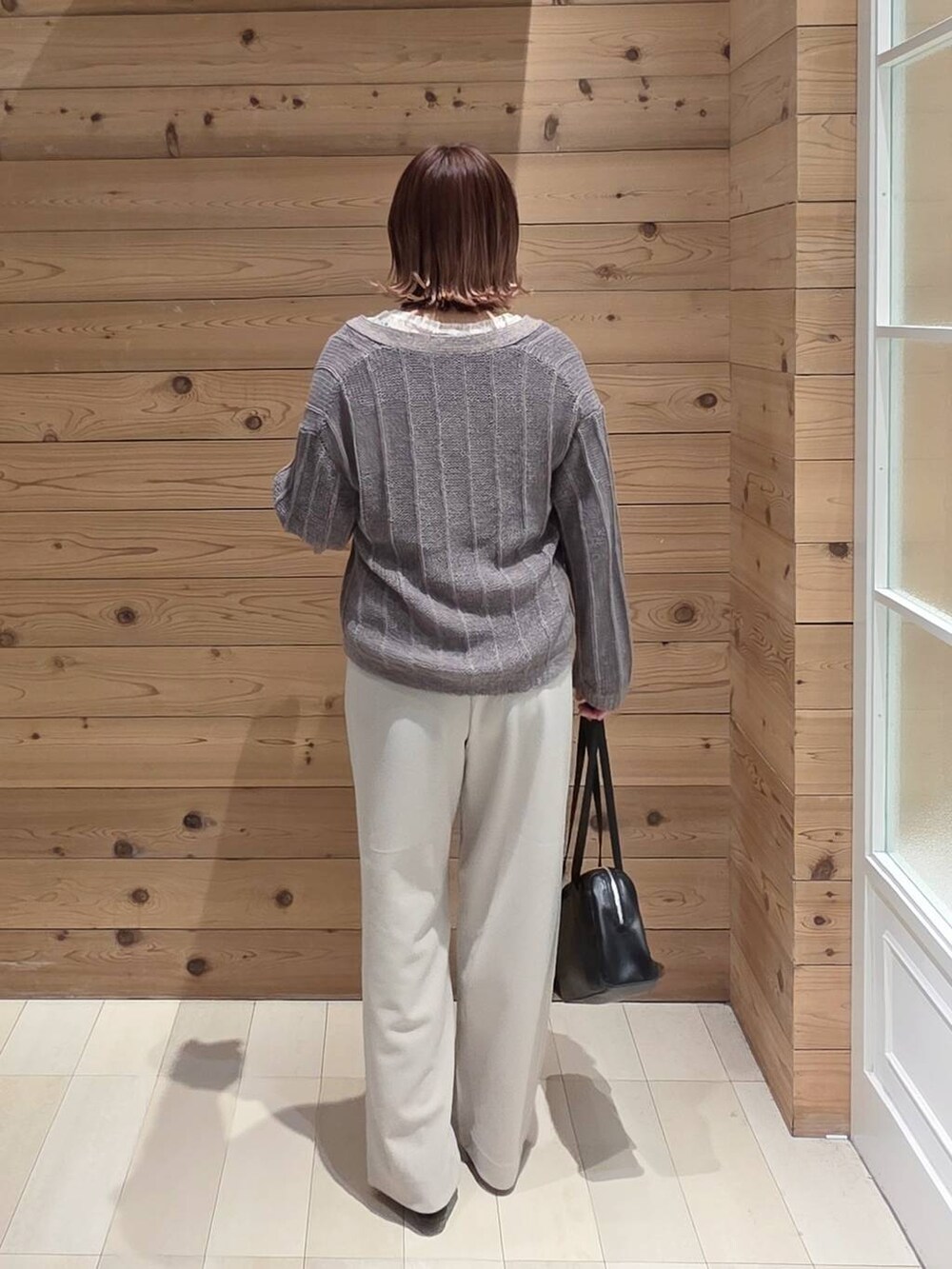 ブラック系のバレエシューズ、ベージュ系のその他パンツ、ベージュ系のカーディガン/ボレロを着用したレディースの春コーディネートの3枚目の写真