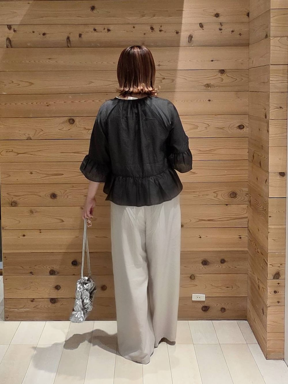 ベージュ系のその他パンツ、ホワイト系のタンクトップ、ブラック系のカーディガン/ボレロを着用したレディースの夏コーディネートの3枚目の写真