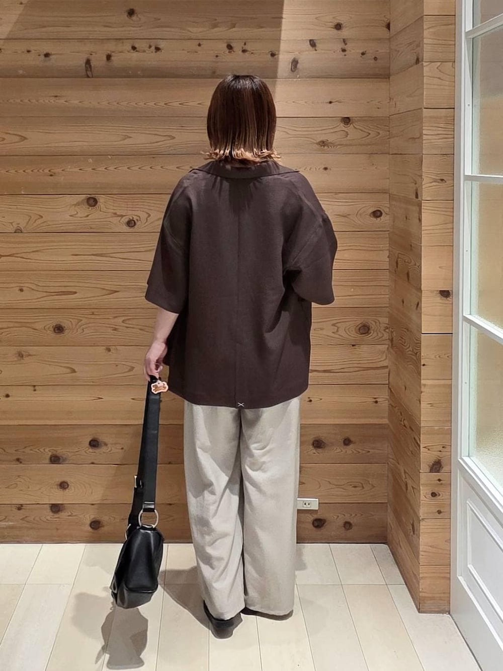 ブラック系のその他トップス、ブラウン系のテーラードジャケット、ベージュ系のその他パンツを着用したレディースの夏コーディネートの3枚目の写真