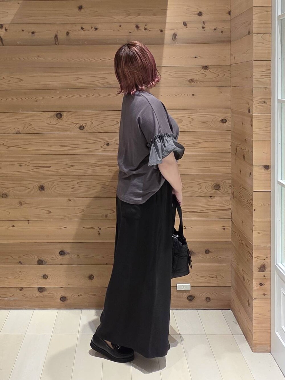 ブラック系のローファー、ブラック系のトートバッグ、ブラック系のTシャツ/カットソーを着用したレディースの夏コーディネートの2枚目の写真