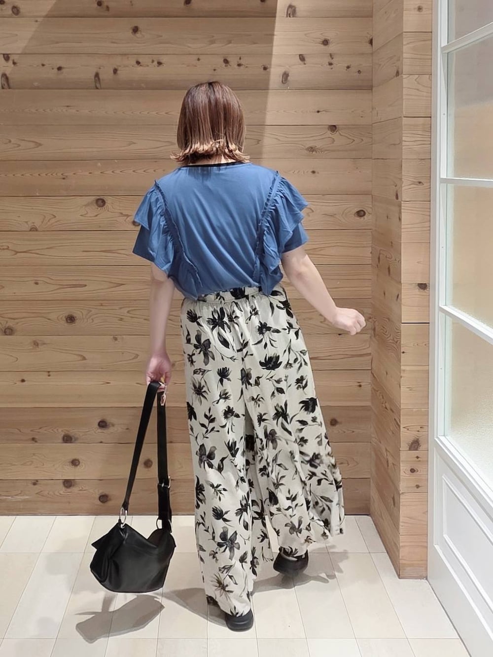 ホワイト系のその他パンツ、ブラック系のサンダル、ブルー系のTシャツ/カットソーを着用したレディースの夏コーディネートの3枚目の写真