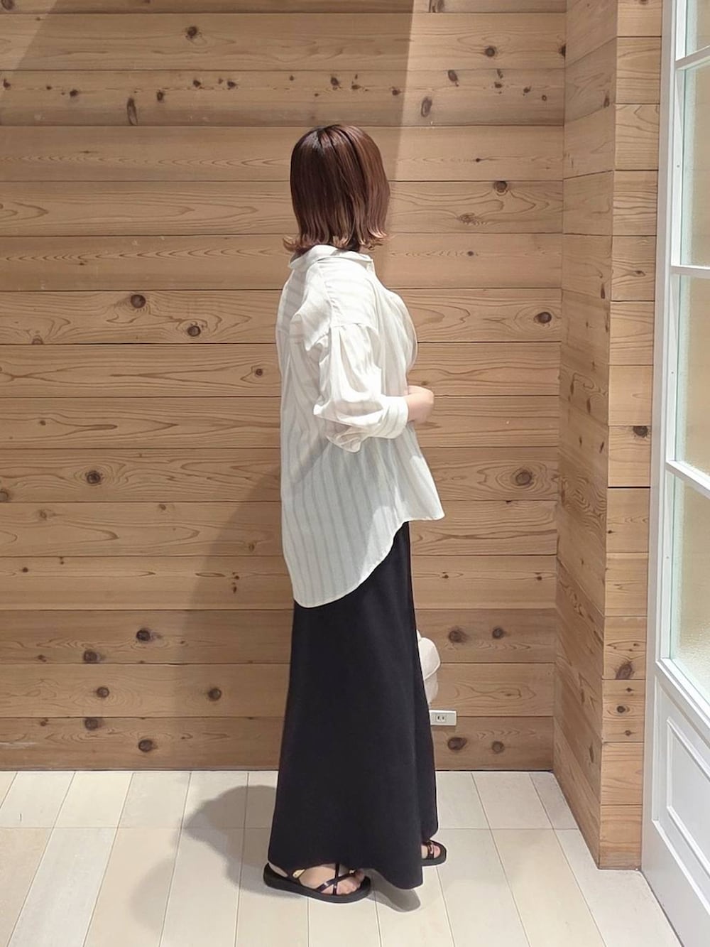 グレー系のシャツ/ブラウス、ブラック系のその他パンツ、ホワイト系のTシャツ/カットソーを着用したレディースの夏コーディネートの2枚目の写真